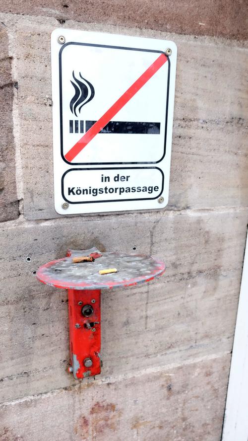 Bitte schnallen Sie sich an und machen Sie Ihre Zigaretten aus. Denn in der Königstorpassage herrscht Rauchverbot. *Hust*