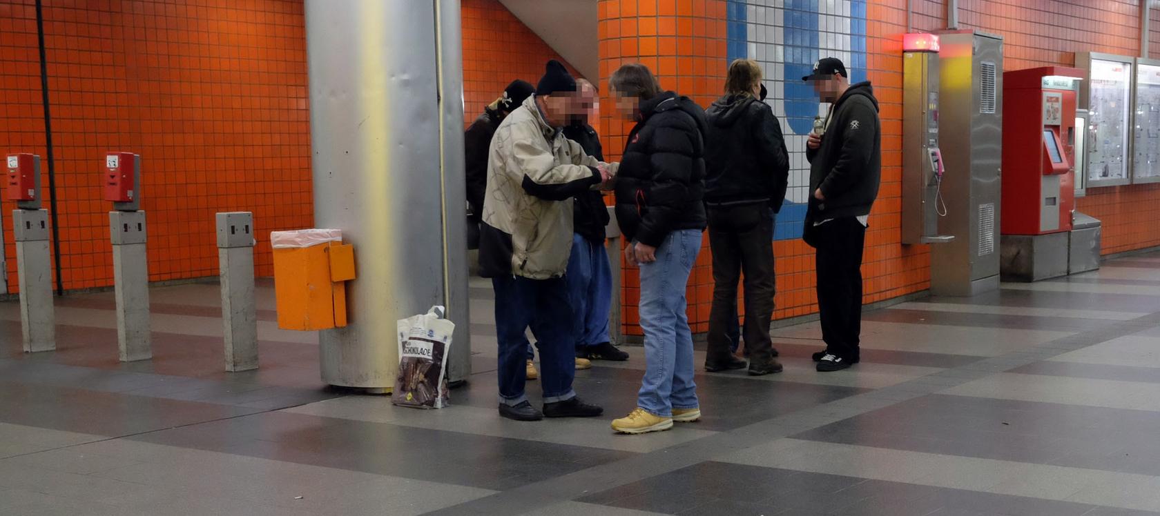 An Heiligabend wurde eine Frau in der Königstorpassage bestohlen, als sie sich um einen hilflosen Mann kümmerte.