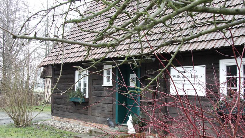 Das Kontaktbüro befindet sich in Rietschen in der Erlichthofsiedlung, ein Museumsdorf mit 21 Schrotholzhäusern.