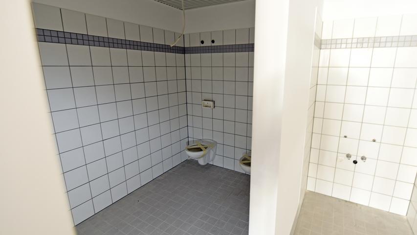 Duschen und Toiletten in der Wärmehalle werden renoviert.
