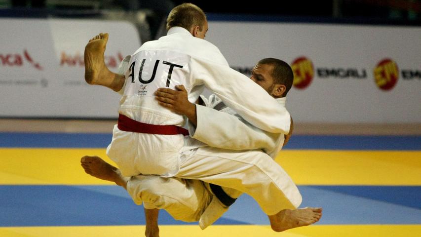 Was ist das?
 „Brasilian Jiu-Jitsu ist heute bei vielen Kampfsportlern beliebt. Es ist eine Bodenkampfsportart, in der man den Zweikampf wie beim Judo im Stand anfängt, und dann aber auf dem Boden weiterkämpft. Das geht so lange, bis einer der beiden Kämpfer aufgibt oder die Zeit abläuft“, erklärt Übungsleiter Sergey Savitskiy. Der Sieger wird mit einem Punktesystem ermittelt. „Es gibt nur wenig, was beim Kampf nicht erlaubt ist: Schläge aller Art, Beißen, Augendrücken und An-den-Haaren-ziehen sind verboten.“ Der Rest ist mit Einschränkungen erlaubt.
 
 Für wen ist die Sportart geeignet?
 „Kinder, Erwachsene, Frauen, Männer – alle können sie lernen und man kann nicht behaupten, dass jemand dafür geboren wurde oder nicht – es ist kein 100-Meter-Lauf, bei dem auch die Veranlagung eine Rolle spielt. Hier wird der Erfolg durch harte Arbeit erreicht.“
 
 Warum sollte ich an diesem Kurs teilnehmen?
 „Ich empfehle den Kurs, weil hier viele Sachen gelernt werden. Man kann Körper und Geist in sehr guter Form halten. Man lernt auch Techniken zur Selbstverteidigung im Alltag. Und man kann eine andere Lebensphilosophie sehen beziehungsweise entwickeln. Ein weiterer Punkt ist auch, dass ich bei den besten Meistern Deutschlands trainiert und auch ein wenig ausgeholfen habe, von daher kann ich sagen, dass die Kursqualität hoch sein wird.“