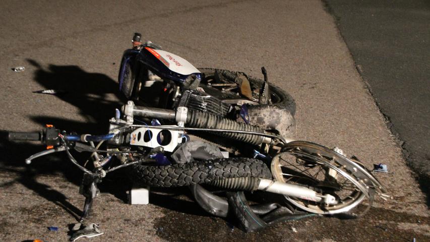 Motorrad in Trümmern: 17-Jähriger bei Unfall schwer verletzt