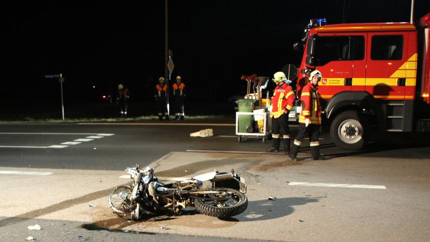 Motorrad in Trümmern: 17-Jähriger bei Unfall schwer verletzt