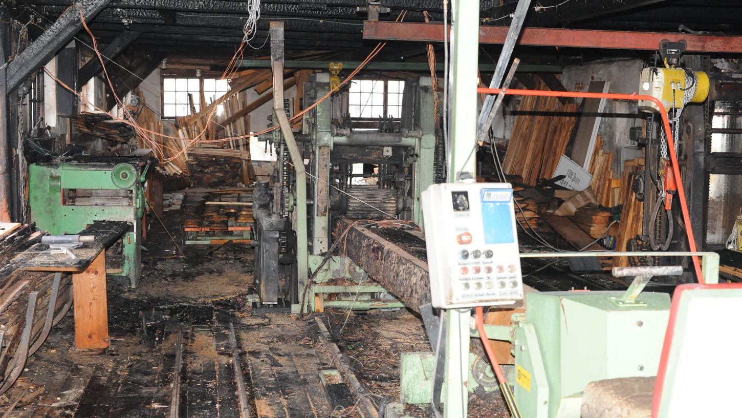 Der Morgen danach: Die Halle des Sägewerks und die Werkzeuge wurden schwer beschädigt