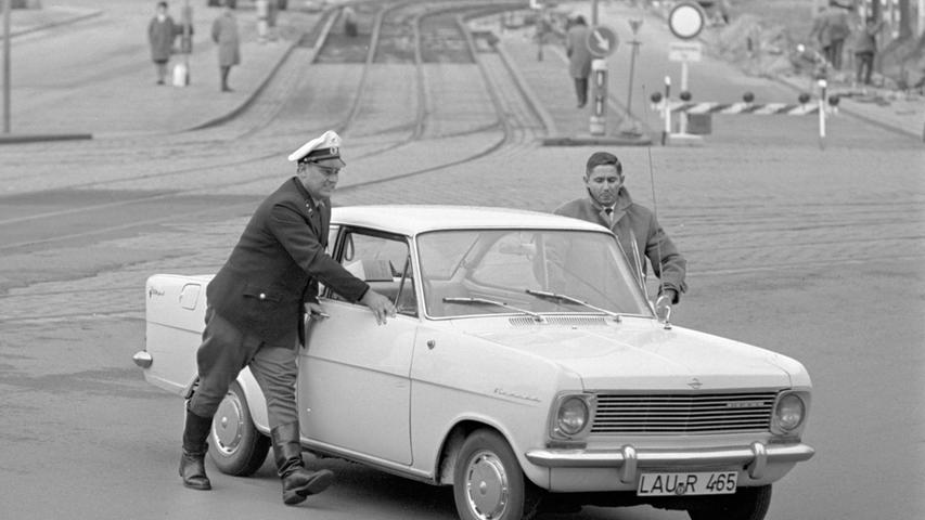 So hilfsbereit wie ein Beamter der Verkehrsstreifengruppe, der einem Mann beim Wagenschieben beisteht, müssen Polizeibeamte sein, wenn sie als 'Freunde und Helfer' gelten wollen. Hier geht es zum Artikel vom 2. April 1966: Gesucht: der freundlichste Polizist