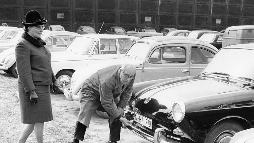 In langen Reihen stehen die Autos auf dem Parkplatz vor der Zulassungsstelle. Ein freundlicher Mann im Arbeitsmantel klebt die Plakette auf das Nummernschild: die Fahrt kann losgehen. Hier geht es zum Artikel vom 5. April 1966: Start in den Frühling