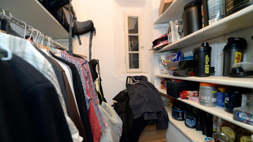 Immerhin aber hat er eine kleine Abstellkammer, die er als Kleiderschrank nutzt. "Für einen Schrank hätte ich im Zimmer auch keinen Platz", sagt er.
