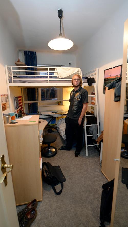 Matthias Konrad hat ebenfalls ein zehnQuadratmeter großes Zimmer, allerdings mit einem Stockbett. (Mittlerweile ist er ausgezogen)