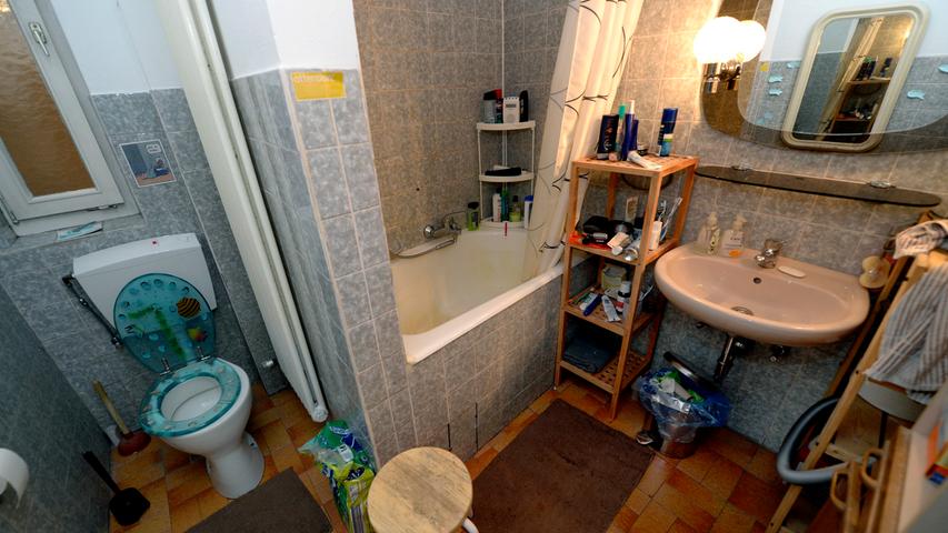 Direkt gegenüber von seinem Zimmer liegt das kleine Bad - mit der noch kleineren Wanne.