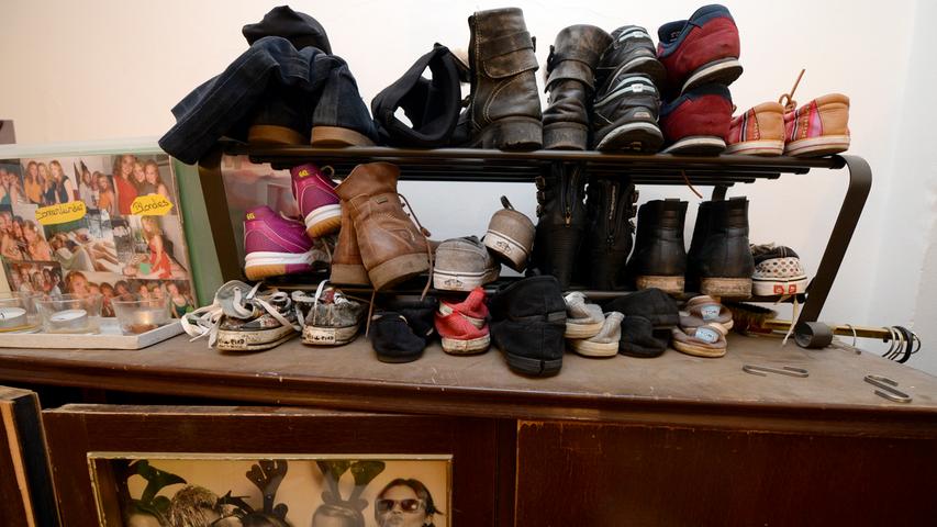 Ihr Raum ist aufgeräumt, sogar für die Schuhe ist Platz. Das Regal befindet sich allerdings auf dem Kleiderschrank.