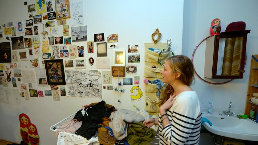 Die Wand in Larissas Zimmer ist voller Postkarten und Bilder.