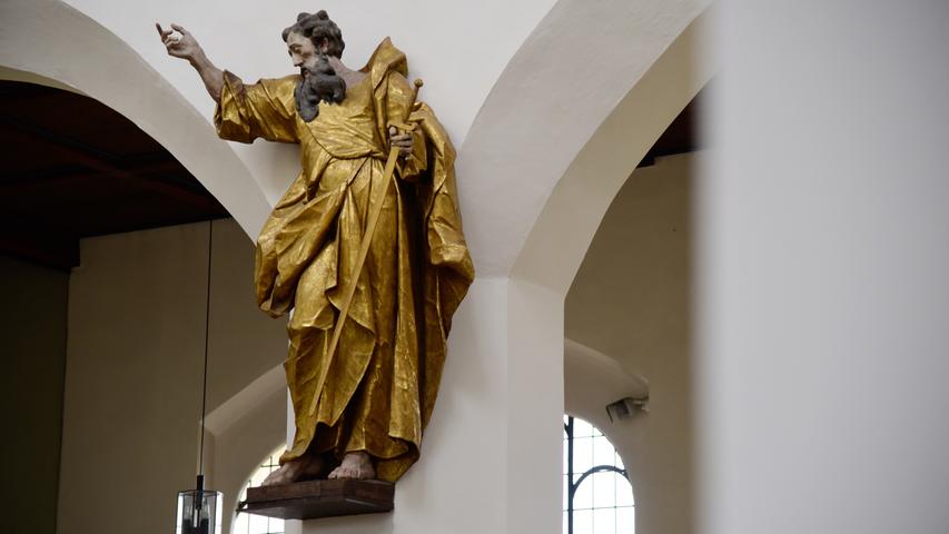Auch innen wurde ab 2011 viel getan. So wurden die drei Heiligenfiguren von Ignatz Günther durch die Restauratorinnen Carolin Rötter und Sabine Bottler-Pracher aus Würzburg aufwändig restauriert. Hier ist eine davon zu sehen.