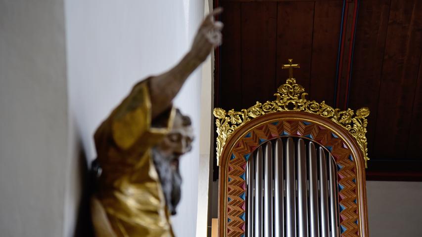 Rechts zu sehen ist eines der beiden Orgelgehäuse, in die eine neue Winterhalter-Orgel eingebaut wurde. Das alte Gehäuse wurde von der Firma Ehmann aus Fürth restauriert.