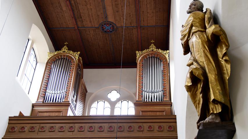 Hier ein Blick auf die gesamte neue Orgel im alten restaurierten Gehäuse. Viel Mühe musste auch darauf verwendet werden, der Orgel genügend Stabilität zu geben.