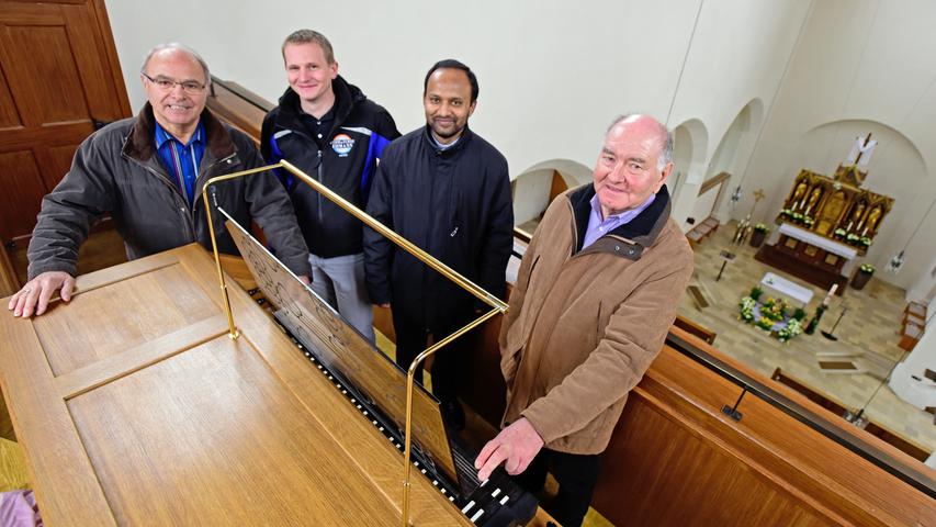 ... Rolf Clemens (Orgelbauverein), Matthias Ehmann, Pfarrer Jacob Kurasserry und Kirchenpfleger Georg Barthel.