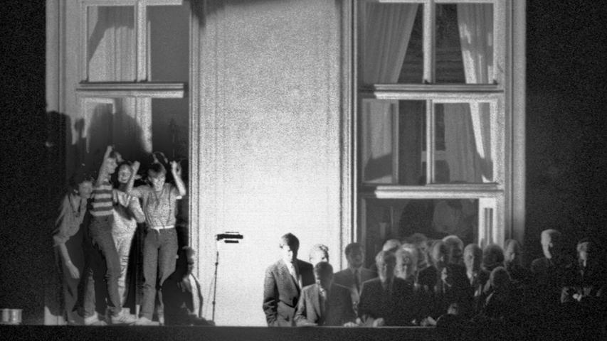 "Wir sind zu Ihnen gekommen, um Ihnen mitzuteilen, dass heute Ihre Ausreise..." (Im September 1989 auf dem Balkon der bundesdeutschen Botschaft in Prag. Der Rest des Satzes ging im Jubel der DDR-Flüchtlinge unter.)