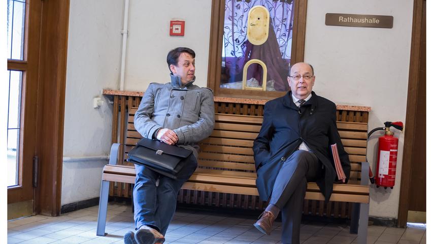 Reiner Büttner (SPD) und OB Franz Stumpf (re.) bei der Sitzprobe der neuen öffentlichen Möbel.