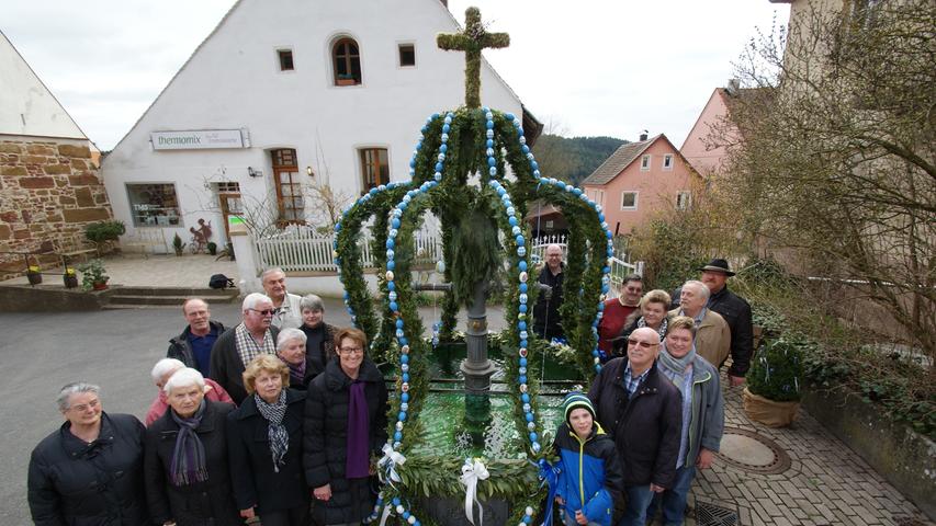 Der Osterbrunnen von Gnadenberg: Weiß-blau und einzigartig