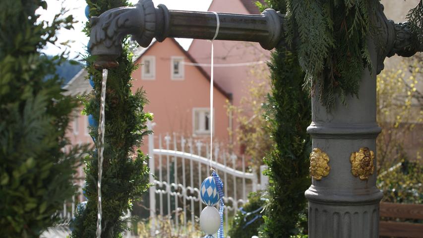 Der Osterbrunnen von Gnadenberg: Weiß-blau und einzigartig