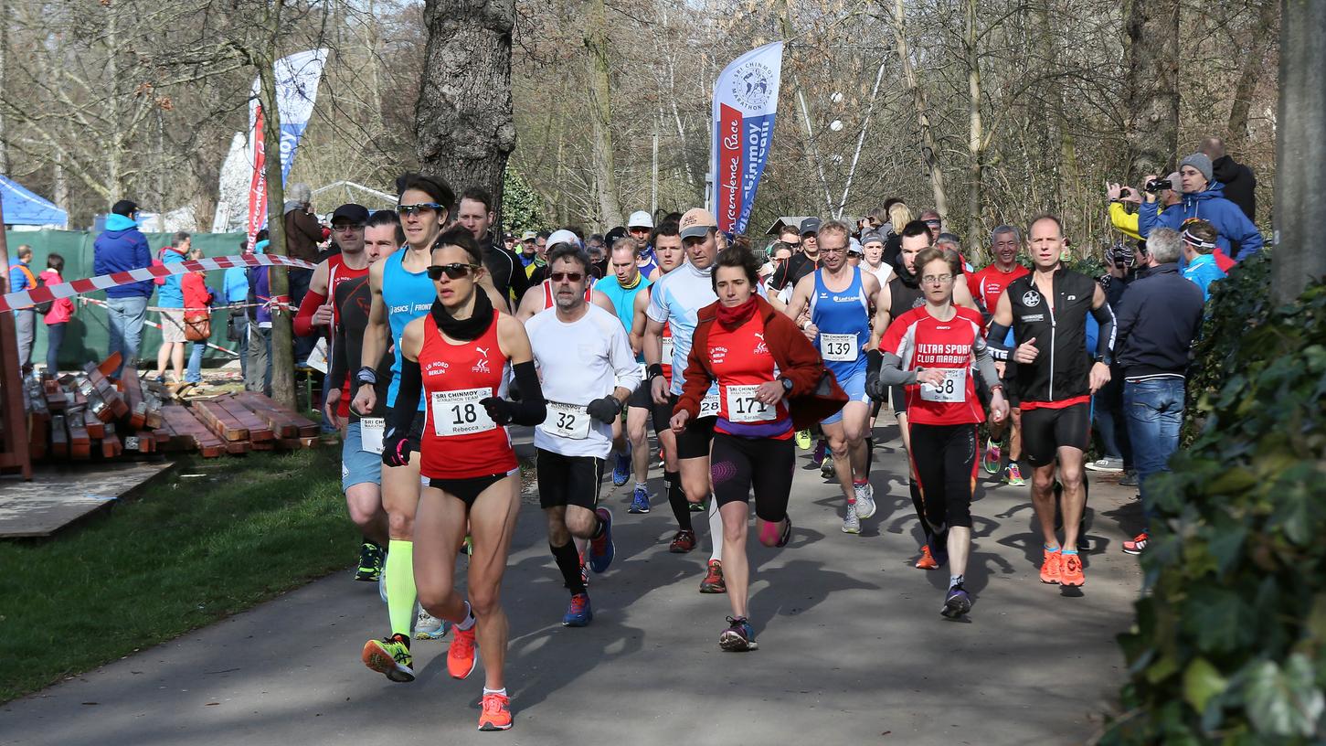 Auf geht's! Vor den Läufern liegen noch einige Kilometer.