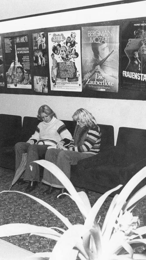 Im Foyer kündigen Plakate die Filme der kommenden Wochen an. "Die Jugend hat die neue Kinogelegenheit schon entdeckt", schreiben damals die FN.