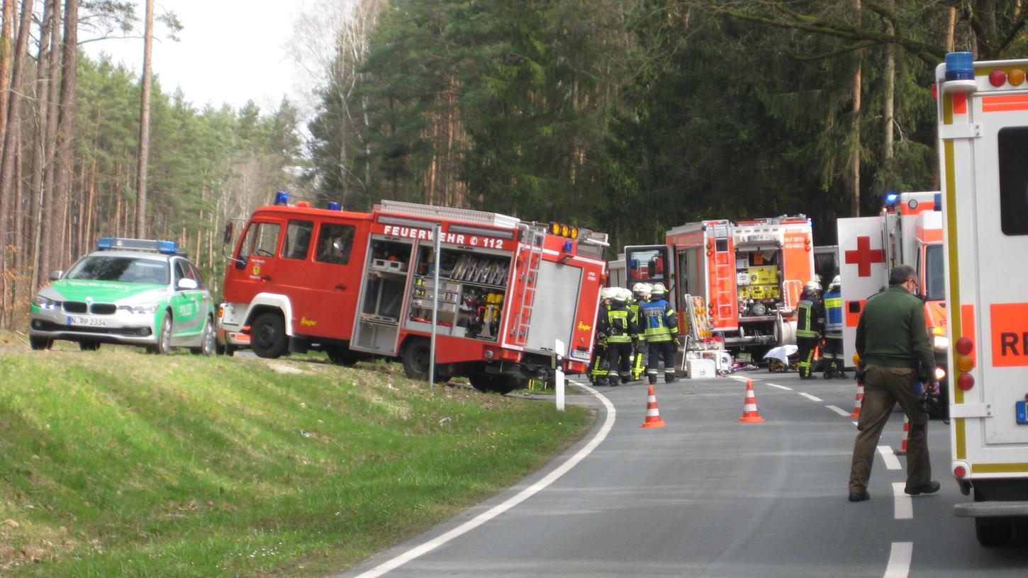 Tödlicher Unfall: Junger Mann prallt mit Auto gegen Baum