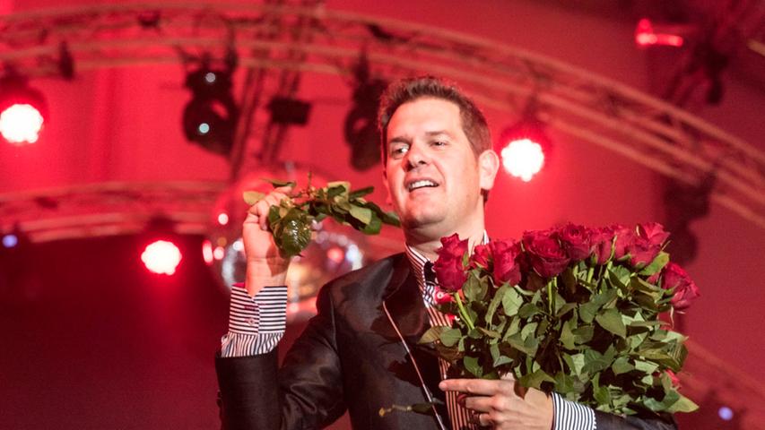 Rosenkavalier oder Schlagerstar? Zum zwanzigjährigen Jubiläum sollte es natürlich auch für Peter Wackel rote Rosen regnen.