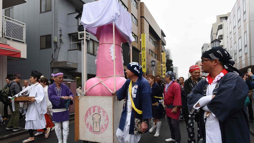 Gepriesen sei der Penis - Japaner feiern Phallus-Festival