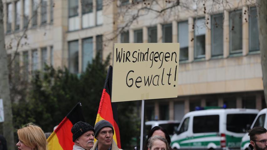 Nur 70 Teilnehmer fordern in Nürnberg "Merkel muss weg"