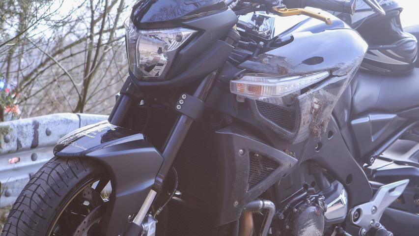 Motorradfahrerin stürzt mit Sozius: Drei Menschen verletzt