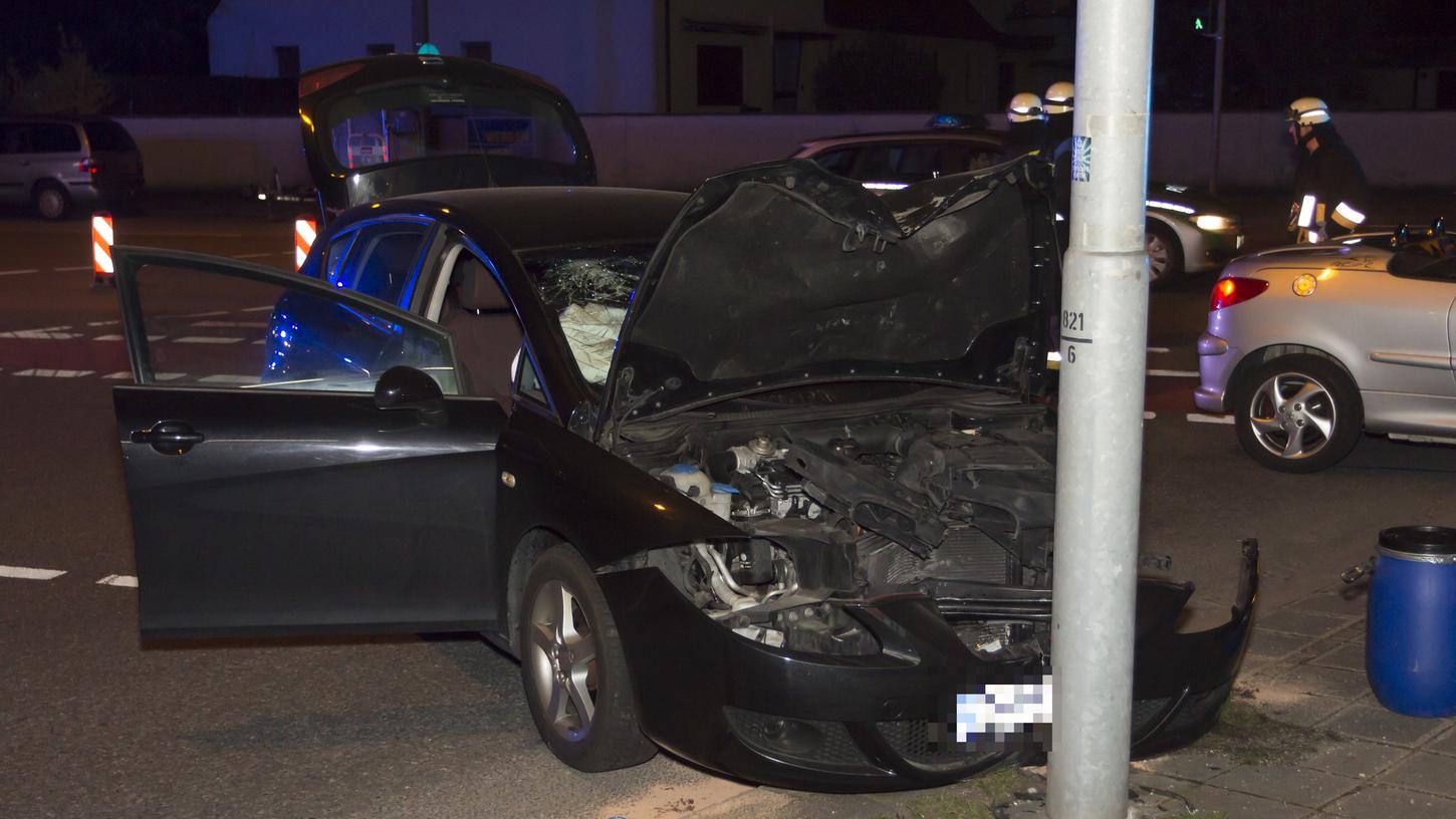 Durch den Aufprall entstand am Seat Leon ein Totalschaden. Die Fahrzeuginsassen blieben jedoch nach ersten Informationen unverletzt. Durch den Aufprall entstand am Seat Leon ein Totalschaden. Die Fahrzeuginsassen blieben jedoch nach ersten Informationen unverletzt.