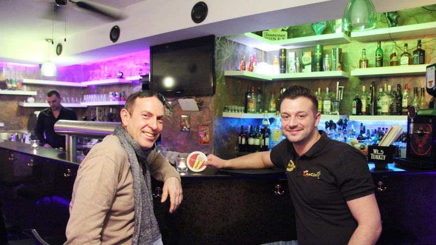 "Lecker, modern und einzigartig" – So beschreiben Wirt Claudiu-Cosmin Demeter (28, r.) und Stammgast Marcus (46, l.) das mexikanische Restaurant Cancun an der Luitpoldstraße 3 in Weißenburg. Erst seit Anfang Februar ist das Lokal jetzt von der Luitpoldstraße 20 in die Räumlichkeiten der ehemaligen Mocambo gezogen. "Hier können wir uns einfach besser ausbreiten und von der guten Lage profitieren. Außerdem habe ich selbst zehn Jahre lang in der Mocambo gearbeitet." Den Wunsch sich selbstständig zu machen, hegte Cosi schon immer. Und es musste einfach ein Mexikaner in die Stadt, in der bislang jede Spur von Burritos, Guacamole und Tortillas fehlte. Das Cancun ist vor allem für seine berühmt-berüchtigten mexikanischen Burger bekannt. "Eigentlich kann man mit unseren Burgern nichts falsch machen. Ich empfehle immer unseren hauseigenen Cancun-Burger mit Hähnchen, Spiegelei, Rindfleisch und Barbecuesoße." Stammgast Marcus kommt jede Woche mit seiner Frau und seinen Kindern in das mexikanische Lokal. Die beiden kennen sich schon aus den Zeiten, als Wirt Cosi noch als Kellner gearbeitet hat. "Es war eine logische Konsequenz, dass wir Cosis neuem Restaurant einen Besuch abstatten. Das Essen war lecker und so sind wir dann einfach hängen geblieben." Über Wirt Cosi hat Marcus nur Gutes zu berichten: "Er ist aufmerksam, flott und geht auf individuelle Wünsche ein. Das kommt uns natürlich sehr gelegen mit zwei kleinen Kindern." Über so viel Lob freut sich Cosi. "Ich versuche immer neue Sachen mit einzubringen, ändere die Speisekarte, und spreche mich dann mit der Küche ab." "Und natürlich hat er auch willige Opfer, die die neuen Gerichte probieren", lacht Marcus. "Lecker, modern und einzigartig" – So beschreiben Wirt Claudiu-Cosmin Demeter (28, r.) und Stammgast Marcus (46, l.) das mexikanische Restaurant Cancun an der Luitpoldstraße 3 in Weißenburg. Erst seit Anfang Februar ist das Lokal jetzt von der Luitpoldstraße 20 in die Räumlichkeiten der ehemaligen Mocambo gezogen. "Hier können wir uns einfach besser ausbreiten und von der guten Lage profitieren. Außerdem habe ich selbst zehn Jahre lang in der Mocambo gearbeitet." Den Wunsch sich selbstständig zu machen, hegte Cosi schon immer. Und es musste einfach ein Mexikaner in die Stadt, in der bislang jede Spur von Burritos, Guacamole und Tortillas fehlte. Das Cancun ist vor allem für seine berühmt-berüchtigten mexikanischen Burger bekannt. "Eigentlich kann man mit unseren Burgern nichts falsch machen. Ich empfehle immer unseren hauseigenen Cancun-Burger mit Hähnchen, Spiegelei, Rindfleisch und Barbecuesoße." Stammgast Marcus kommt jede Woche mit seiner Frau und seinen Kindern in das mexikanische Lokal. Die beiden kennen sich schon aus den Zeiten, als Wirt Cosi noch als Kellner gearbeitet hat. "Es war eine logische Konsequenz, dass wir Cosis neuem Restaurant einen Besuch abstatten. Das Essen war lecker und so sind wir dann einfach hängen geblieben." Über Wirt Cosi hat Marcus nur Gutes zu berichten: "Er ist aufmerksam, flott und geht auf individuelle Wünsche ein. Das kommt uns natürlich sehr gelegen mit zwei kleinen Kindern." Über so viel Lob freut sich Cosi. "Ich versuche immer neue Sachen mit einzubringen, ändere die Speisekarte, und spreche mich dann mit der Küche ab." "Und natürlich hat er auch willige Opfer, die die neuen Gerichte probieren", lacht Marcus.