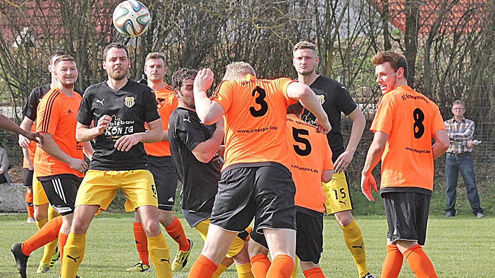 Der Anfang vom Ende: In dieser Szene köpfte Reiner Großberger (Nr. 3) zum 1:0 für Großschwarzenlohe ein. Am Ende gewannen die Gäste mit 2:0 bei der TSG Solnhofen, die in größter Abstiegsnot steckt. Der Anfang vom Ende: In dieser Szene köpfte Reiner Großberger (Nr. 3) zum 1:0 für Großschwarzenlohe ein. Am Ende gewannen die Gäste mit 2:0 bei der TSG Solnhofen, die in größter Abstiegsnot steckt.