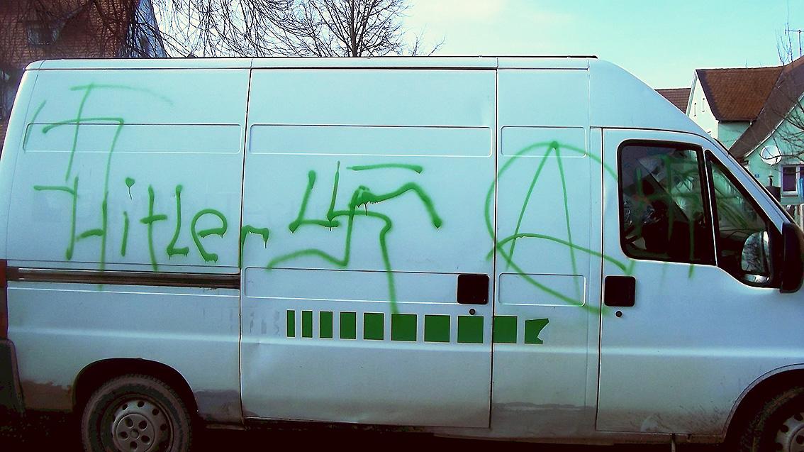 Unbekannte beschmierten einen Lieferwagen mit Nazi-Symbolen. Unbekannte beschmierten einen Lieferwagen mit Nazi-Symbolen.