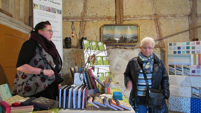 Kunsthandwerker verkaufen in Neusles Schmuck, Accessoires und Seifen