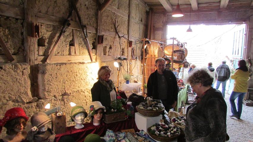 Kunsthandwerker verkaufen in Neusles Schmuck, Accessoires und Seifen