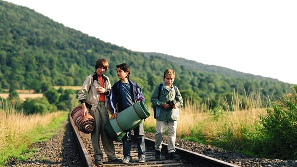 Sechs Jahre, bevor Christian Zübert in Nürnberg und Fürth seinen Kinoerfolg "Dreiviertelmond" drehte, war er schon einmal mit seinem Kamerateam in der Metropregion unterwegs: Und zwar in Heroldsberg, wo er mit "Der Schatz der weißen Falken" ein spannendes, im Sommer 1981 angesiedeltes Jugend-Abenteuer inszenierte. Darin geht es um zwei rivalisierende Banden und um den sagenumwobenen titelgebenden Schatz, viel mehr aber noch geht es in dem vielfach ausgezeichneten Film ums Abschiednehmen, um Freundschaft, erste Liebe und das Ende der Kindheit.