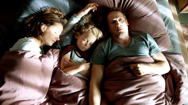 Eine 13-Jährige verschwindet, genau an derselben Stelle, an der 23 Jahre zuvor ein junges Mädchen ermordert worden war. Der in Erlangen aufgewachsene Schweizer Regisseur und Drehbuch-Autor Baran bo Odar drehte sein spannendes Kino-Debüt "Das letzte Schweigen" - nach einem Krimi von Jan Costin Wagner- 2009 zum größten Teil in der Metropolregion Nürnberg. Dem gelungenen Erstlingswerk folgte 2014 der Hacker-Thriller Who am I - Kein System ist sicher, mit dem Bo Odar international auf sich aufmerksam machte.