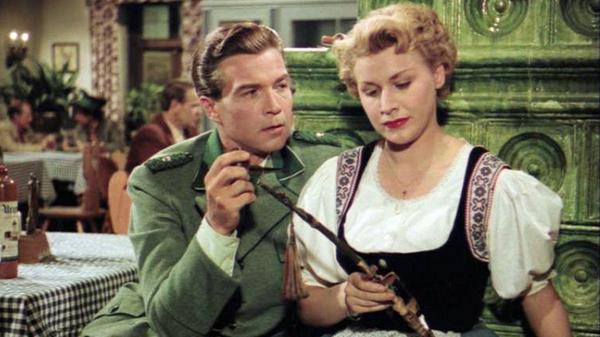 Der Heimatfilm "Die schöne Müllerin" von Wolfgang Liebeneiner spielt dort, wo er 1954 auch gedreht wurde - in der Fränkischen Schweiz und mit entsprechend viel Lokalkolorit. Hochkarätig besetzt unter anderem mit Paul Hörbiger, Gerhard Riedmann und Waltraut Haas erzählt der Film eine heikle Liebesintrige, natürlich mit Happyend.