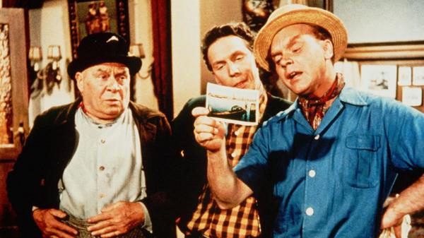 Sonja Ziemann spielt in "Am Brunnen vor dem Tore", der 1952 in Dinkelsbühl gedreht wurde, die Gastwirtin Inge, die in der Stadt gerade ihr Restaurant eröffnet hat und von einer Hiobsbotschaft heimgesucht wird. Ihr Bruder Erich soll einen Kunstraub begangen haben. Während die Polizei Erich jagt, schwankt Inges Herz zwischen dem soliden Tankwart Kurt und ihrer Jugendliebe Robert, einem britischen Soldaten. Ein ziemlich sentimentaler Heimatfilm, der Folklore, Militäroperette und Krimi mixt, aber was fürs Herz.