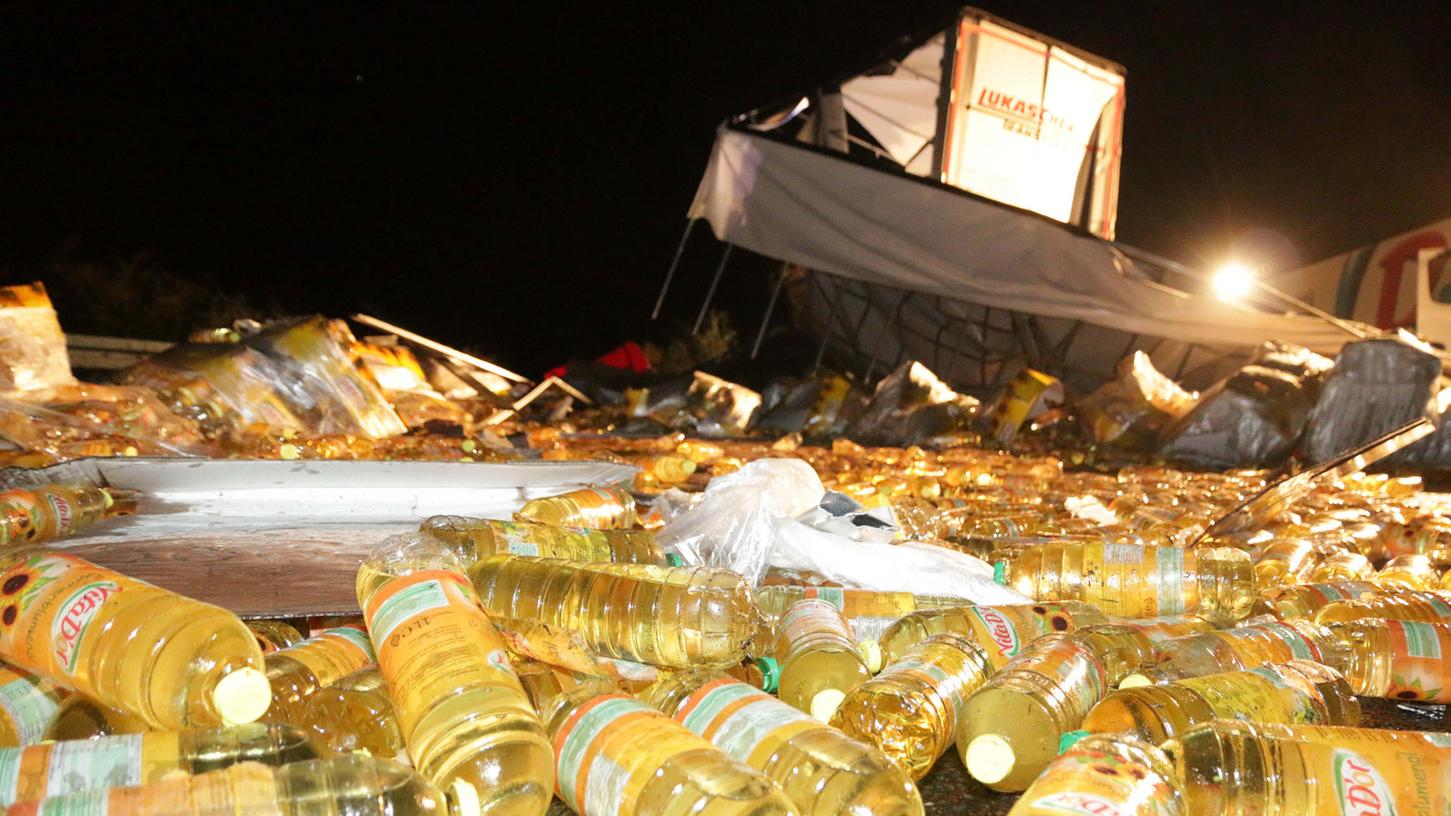 Tausende Flaschen Salatöl landeten bei dem Unfall auf der Autobahn.