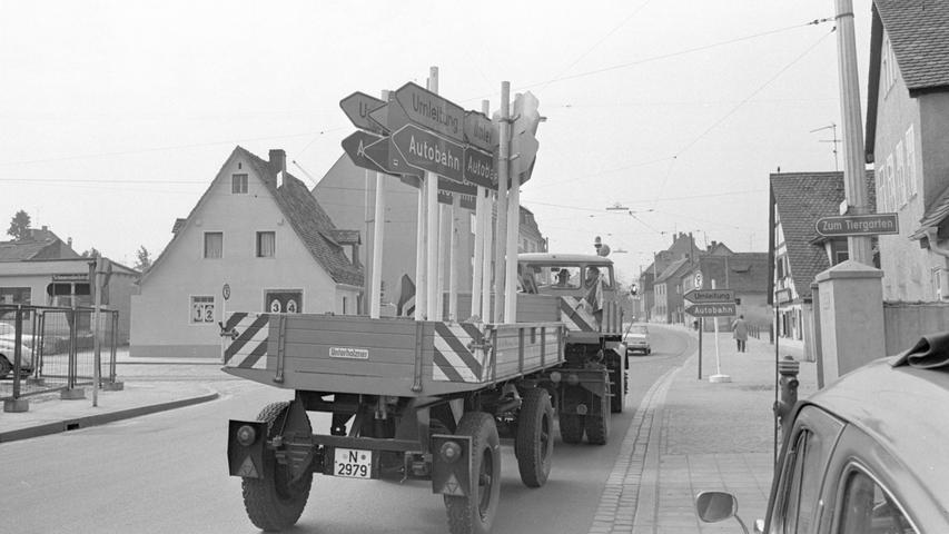 Mitten in Mögeldorf steht eines der vielen Umleitungsschilder zur Autobahn nach München. Hier geht es zum Artikel vom 6. April 1966: Schilder an der Baustelle
