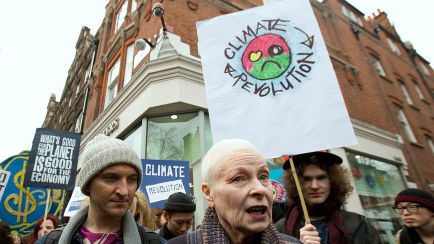 Die Britin fühlt sich mit über 70 Jahren auf Demos zuhause. Hier demonstrierte sie mit anderen Teilnehmern gegen das umstrittene Fracking von Gas und Öl.