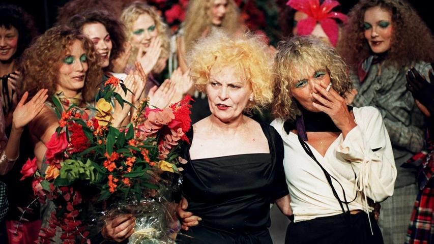 Drei Jahre später verlor sie ihr Herz an den Kunststudenten Malcolm McLaren (1946-2010), den Gründer und Manager der Punk-Band Sex Pistols. Er inspirierte Vivienne Westwood, ihr kleinbürgerliches Hausfrauen-Dasein hinter sich zu lassen und Agitprop-Kleidung zu nähen.