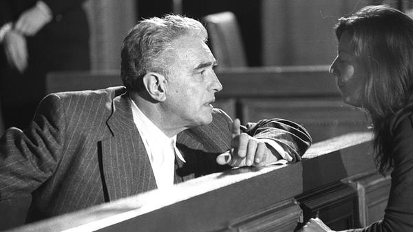 Christiane Kohls Buch "Der Jude und das Mädchen" diente Joseph Vilsmaier 2002 als Vorlage zu dem Film "Leo und Claire", der einen authentischen Fall aus der Nazi-Zeit aufgreift. Er erzählt von der Verfolgung und Ermordung des Nürnberger Schuhhändlers Leo Katzenberger (gespielt von Michael Degen, im Bild), der 1941 verhaftet, wegen Rassenschande angeklagt und ein Jahr später hingerichtet wurde. Vilsmaier drehte die entscheidenden Szenen in Nürnberg, unter anderem auch im Schwurgerichtssaal 600.