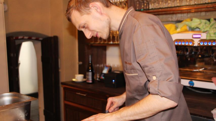 Christopher Kropf ist zwar gelernter Koch, bleibt aber im Service, um seine Gäste so gut wie möglich kennenzulernen und zu bedienen. Wenn gerade Not am Mann ist, hilft er natürlich aus.