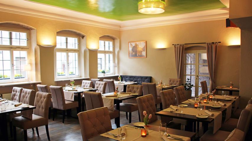 Das Restaurant "Kropf" in der Unteren Königstraße zeichnet sich durch ein familiäres Konzept aus, bei dem die Liebe zur Region Bamberg im Vordergrund steht. Die Zutaten sind saisonal und regional - hauptsächlich aus Familienbetrieben.
 Hier geht es zum Gastro-Artikel von Kropf - Bamberger Köstlichkeiten