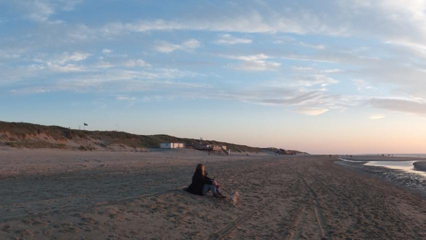 Schon fast kitschig: Eine Sonnenuntergangs-Szene am Strand von Texel. In der Nebensaison kann man den Moment fast allein genießen.