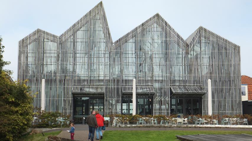 Das architektonisch ansprechende Schiffbruch- und Strandräubermuseum Flora. Besucher erwartet hier ein Rundgang durch die Geschichte der Hafenstadt Texel, eine Art Freilandmuseum und riesige Sammlung an Strandgut.