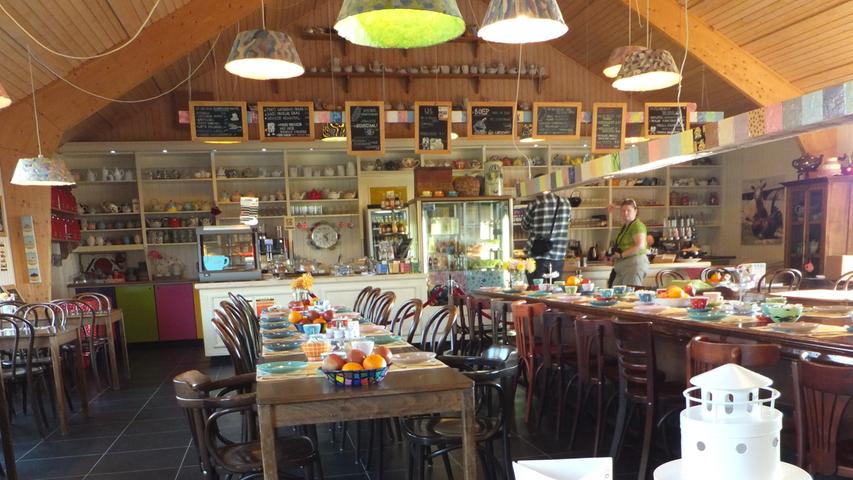 Wer sich auf dem alternativen Hof „De Bonte Belevenis“ kreativ ausgetobt hat, kann sich im liebevoll eingerichteten Café niederlassen.